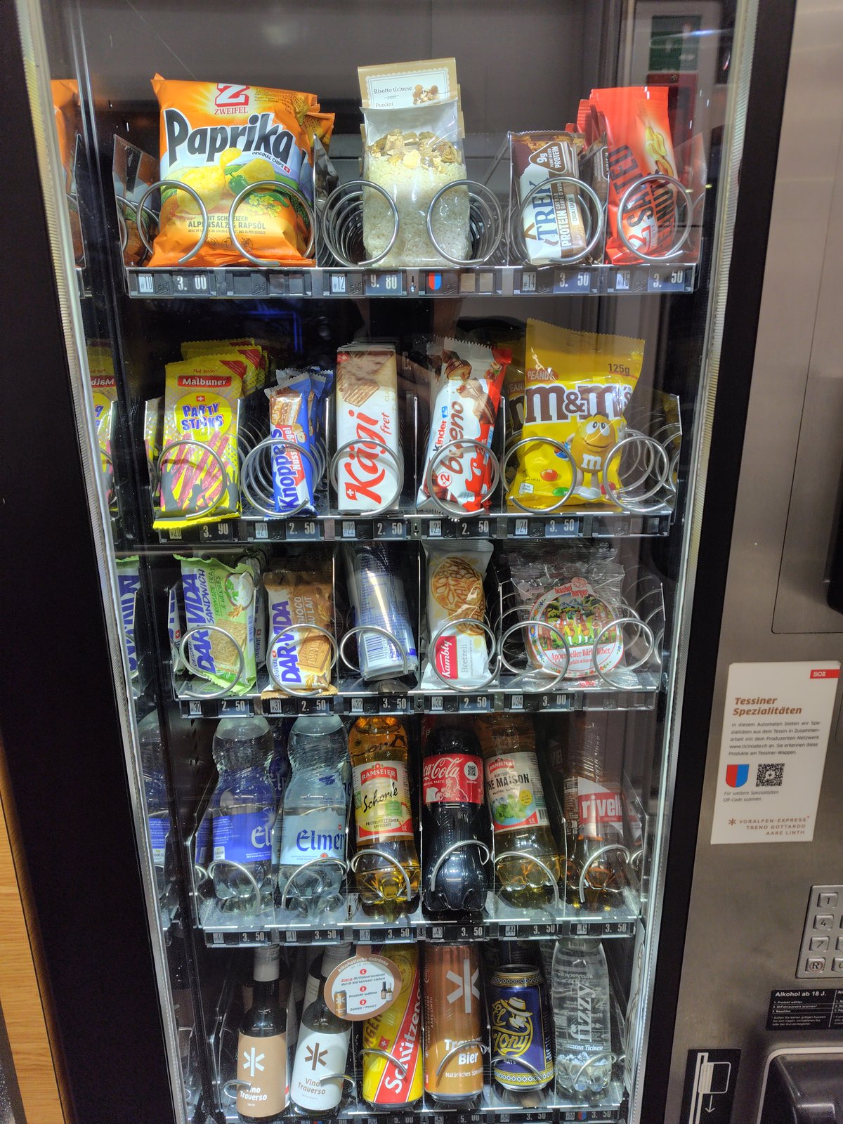 左上のポテチが凄い美味い。