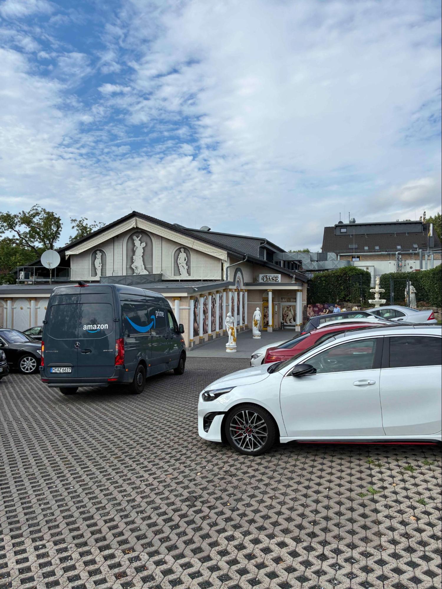 oaseにアマゾンの配達車が来ているめずらしい？写真。何を配達しているのか。