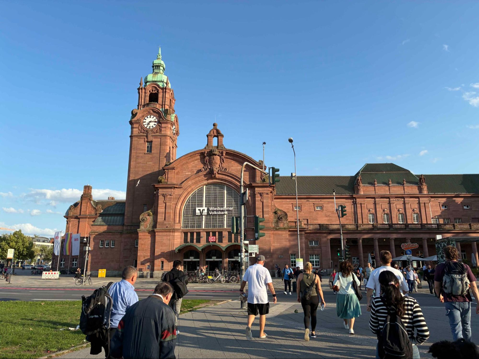 ヴィースバーデン中央駅。FKKへの旅路はいつもここから。