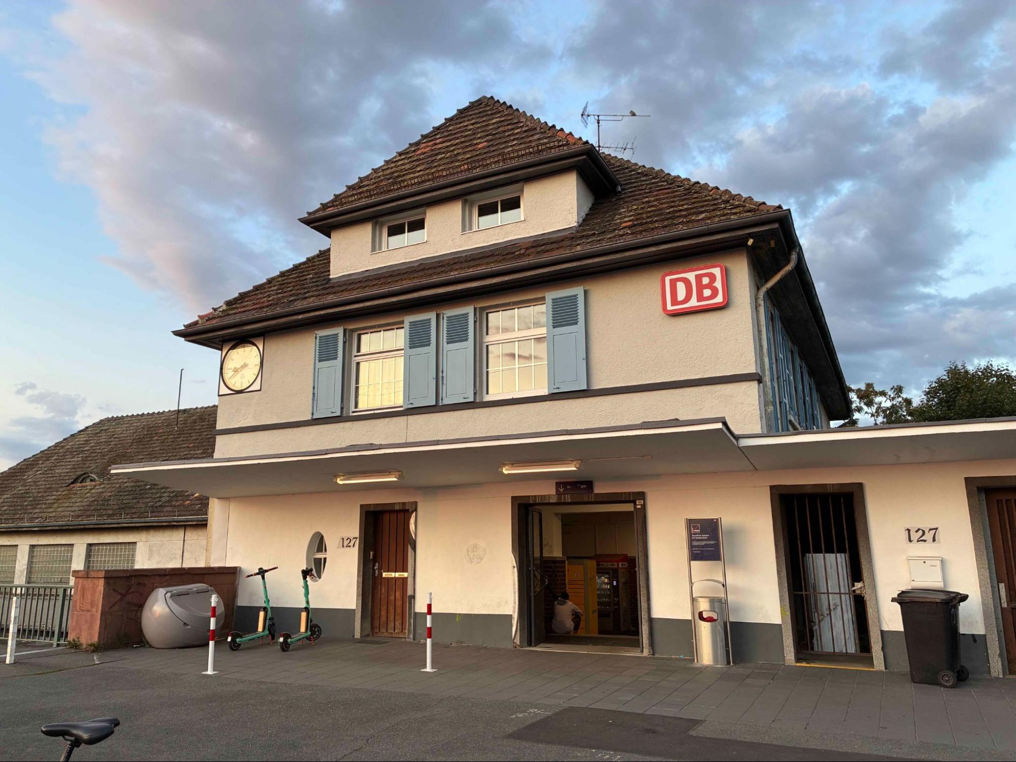 ダルムシュタット北駅(Darmstadt Nord)。写真の右方向へ歩いていけばすぐsharksに着く。