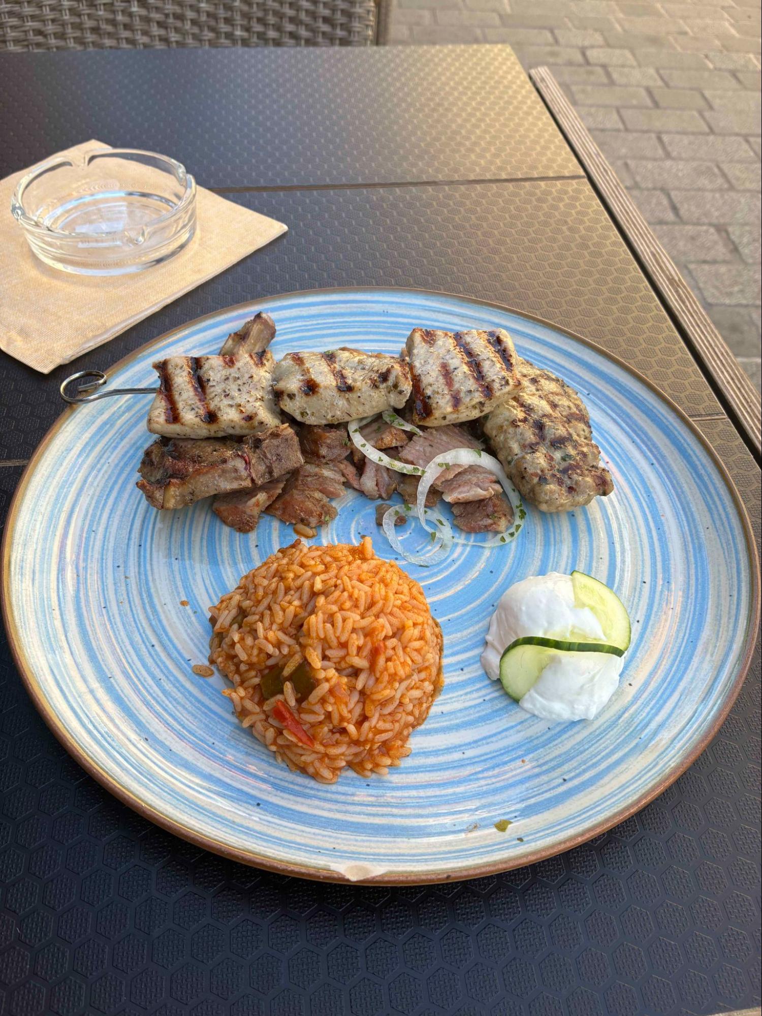 フィラハで昼に食べたギリシャ料理。今回の遠征で食べたもので一番美味かった。フィラハ中心部、大きな川の近くにあるお店、Restaurant Delphi。超おすすめ。