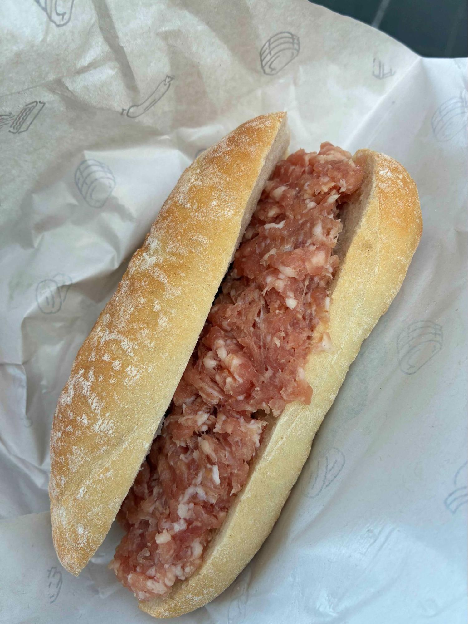 フランクフルト中央駅で買ったSchweinemettを挟んだパン。美味い。