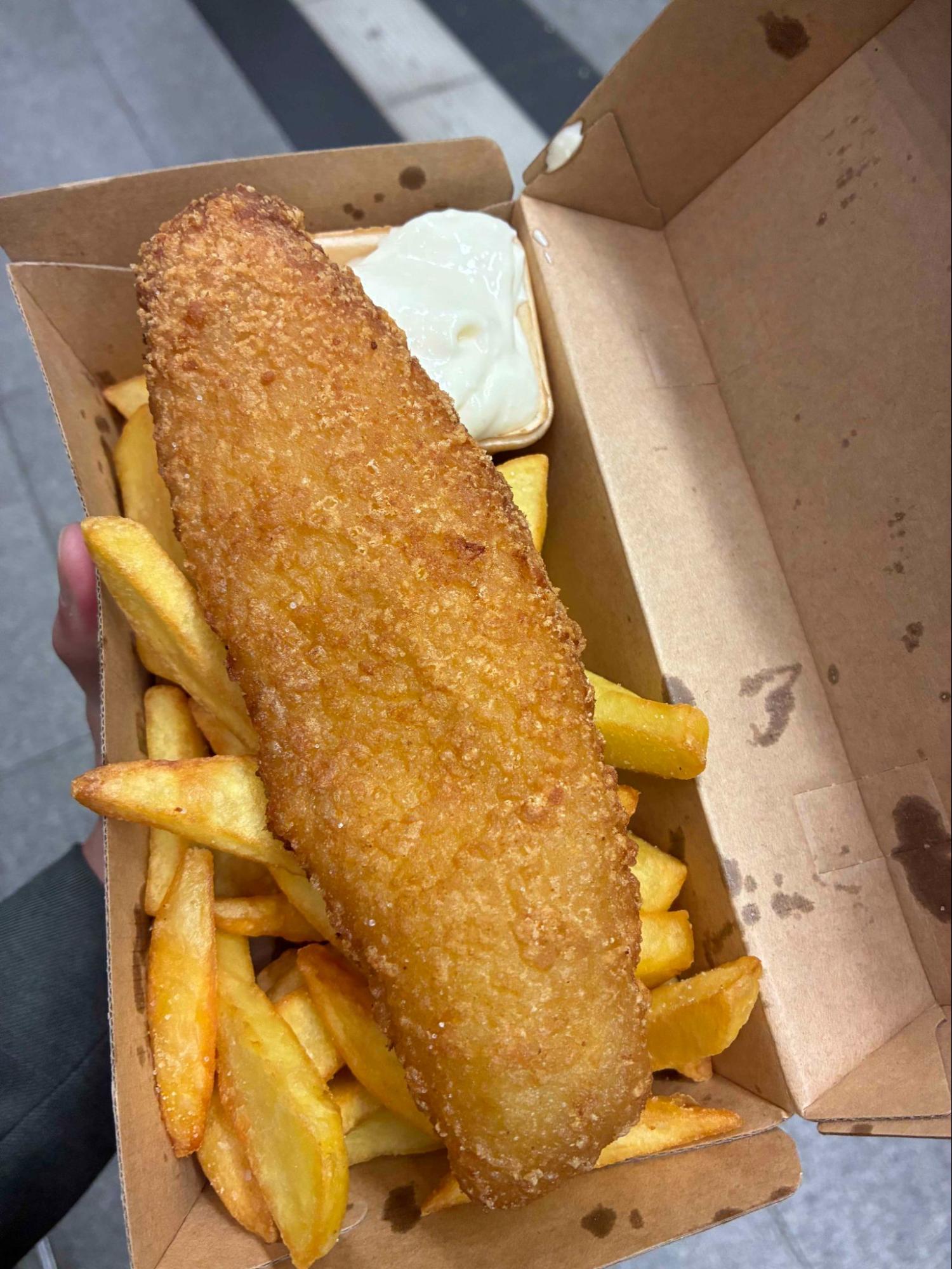 ベルリン中央駅で買ったフィッシュアンドチップス。普通の白身魚の味。しかし揚げたてなのでどちらも美味い。