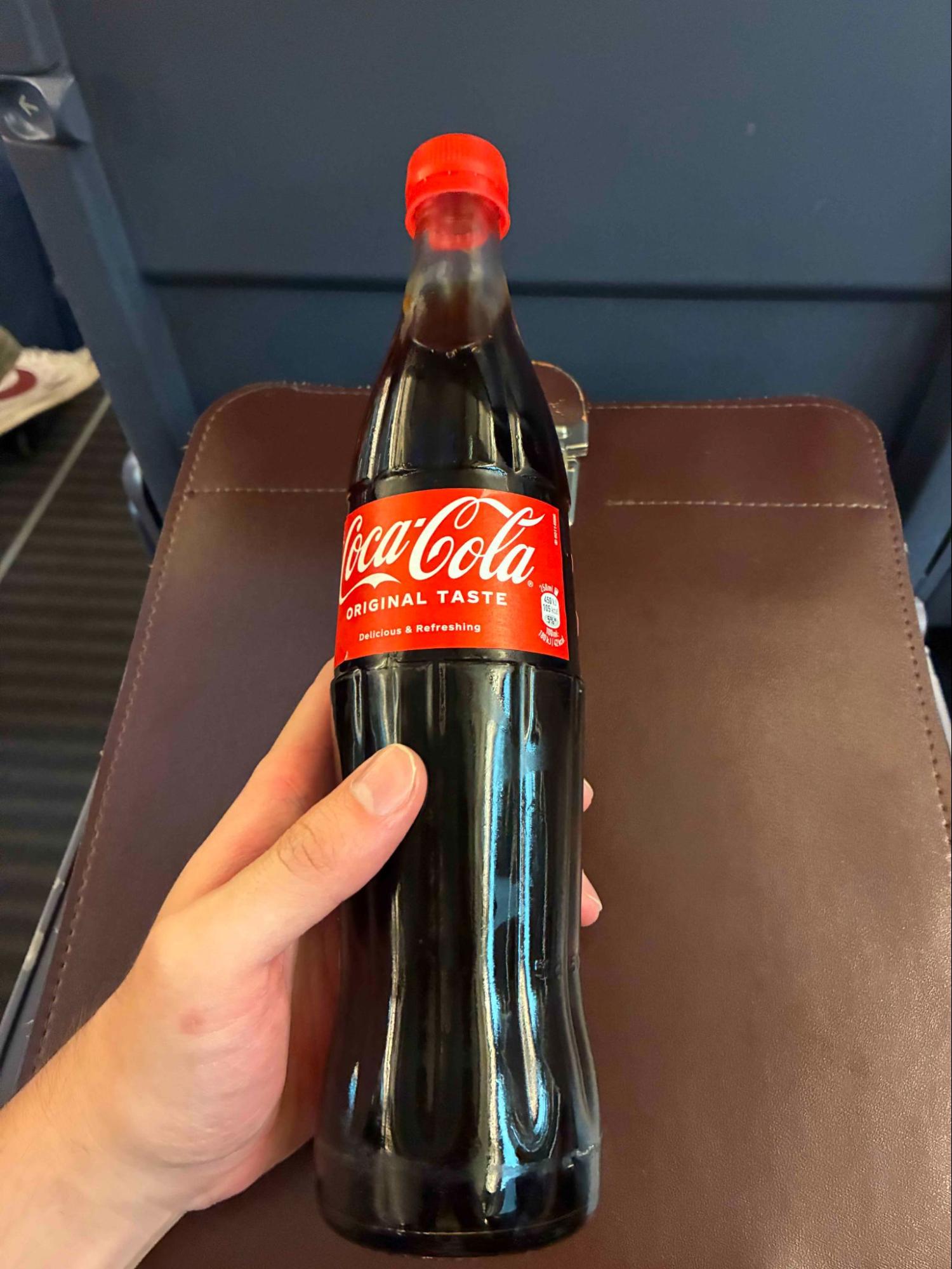 のどが渇いてICE車内で買った瓶のコーラ。良く冷えていてうまい。