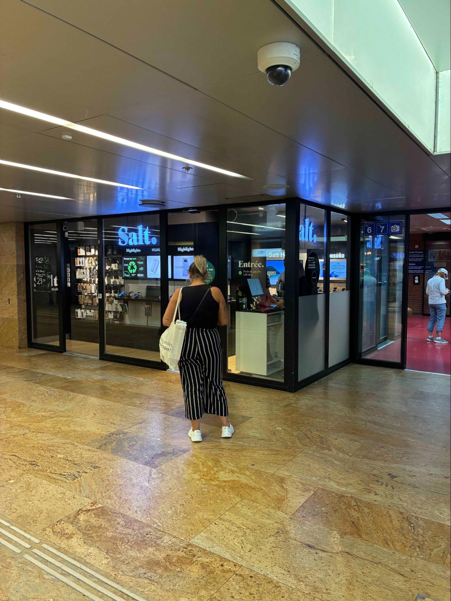 ジュネーヴ駅にあるこの通信会社の店でSIMを買った。イケメン店員が契約からSIMのアクティベートまで全部やってくれてすぐ使えるようにしてくれた。良い。