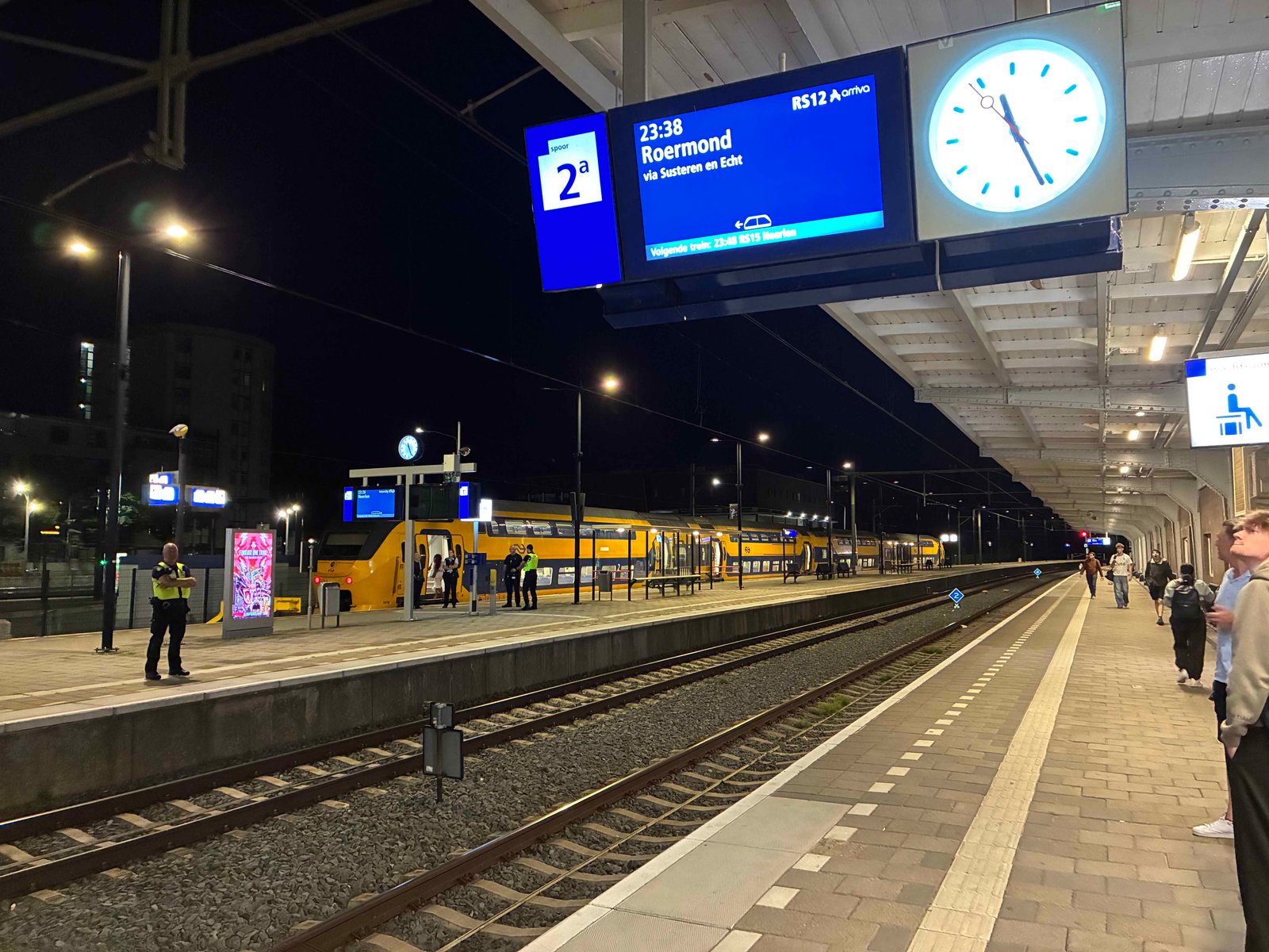 オランダ乗り換えでホームからホームへ走ってる人ちゃんと待ってくれてるのやさしい