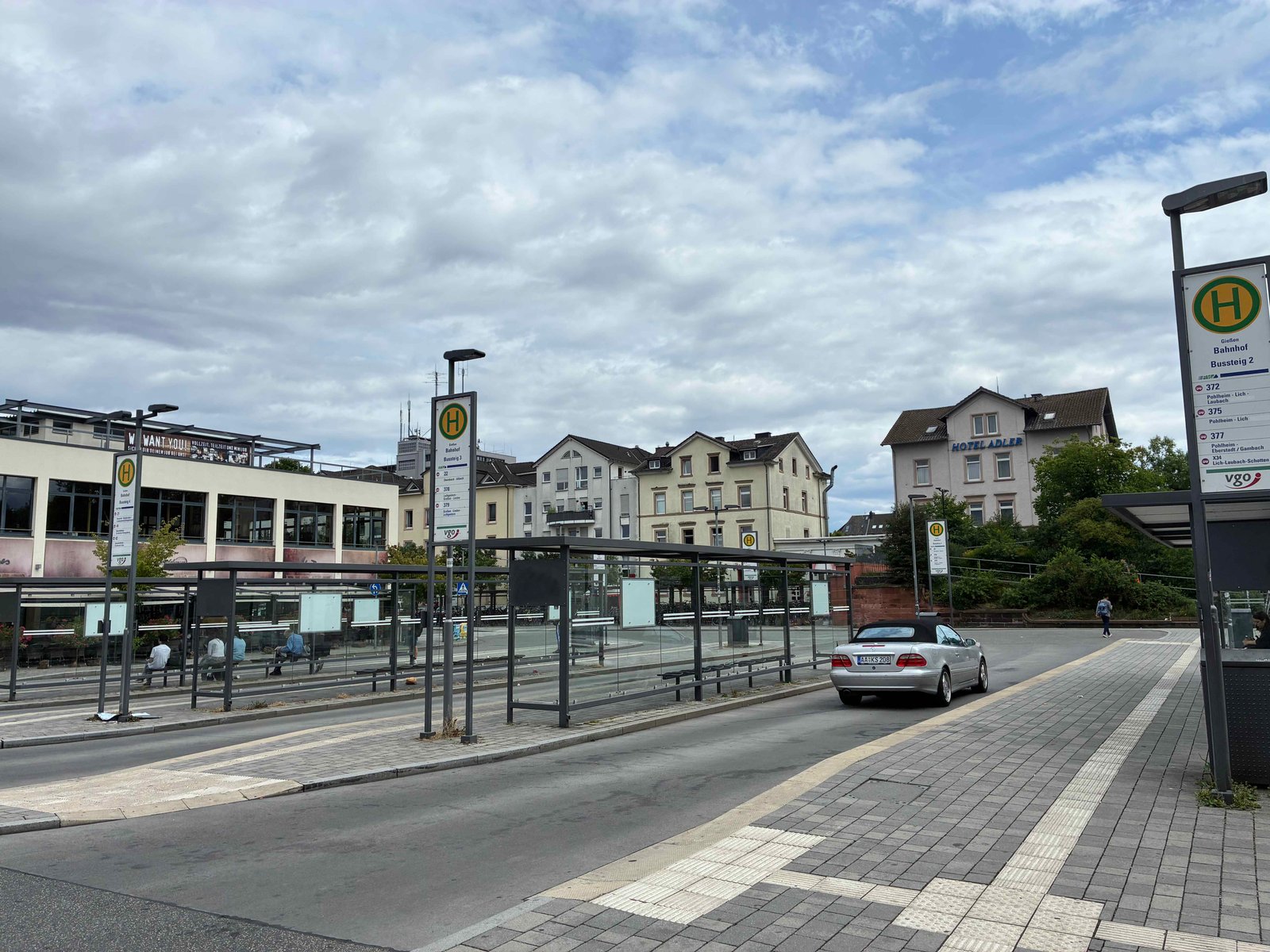 平日は駅出てすぐ、写真で一番右の乗り場から普通のバスが出ている