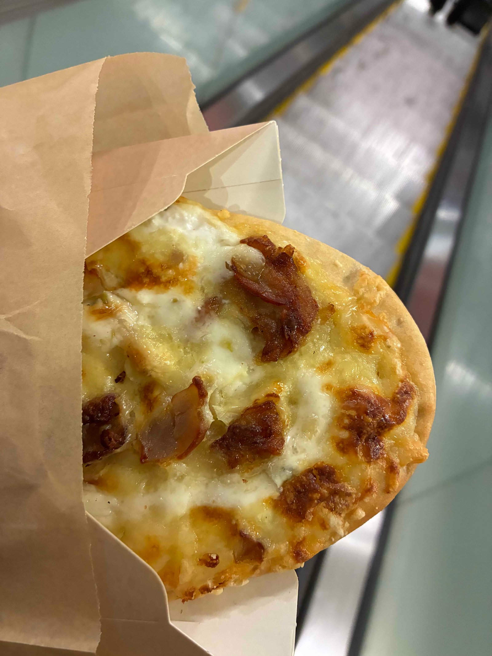 ピザみたいなパン。うまい。