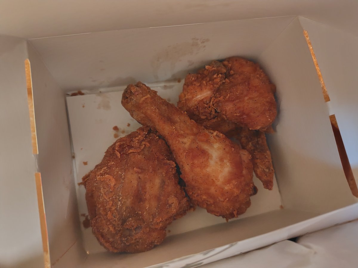 途中乗換えの駅で買ったケンタッキー。おいしさは昔の日本のKFCよりは劣るが最近の日本のクソマズKFCよりは美味いと思う。